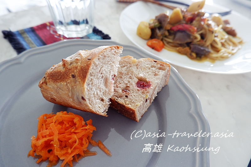 高雄カフェのクランベリーブレッドとにんじんラペの朝食プレート